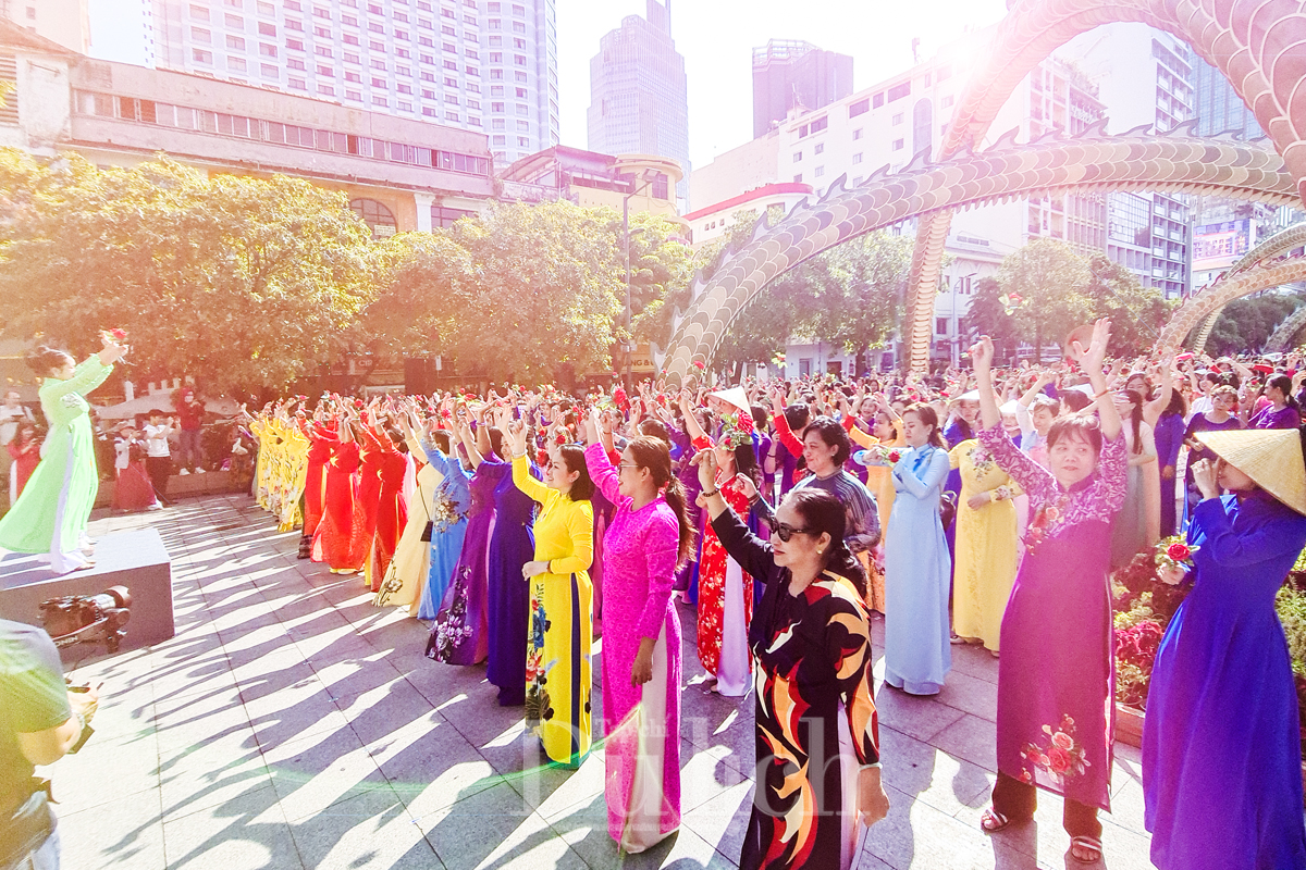 Lễ hội áo dài - Ngàn sắc màu rộn ràng mừng Ngày Quốc tế Phụ nữ - 10