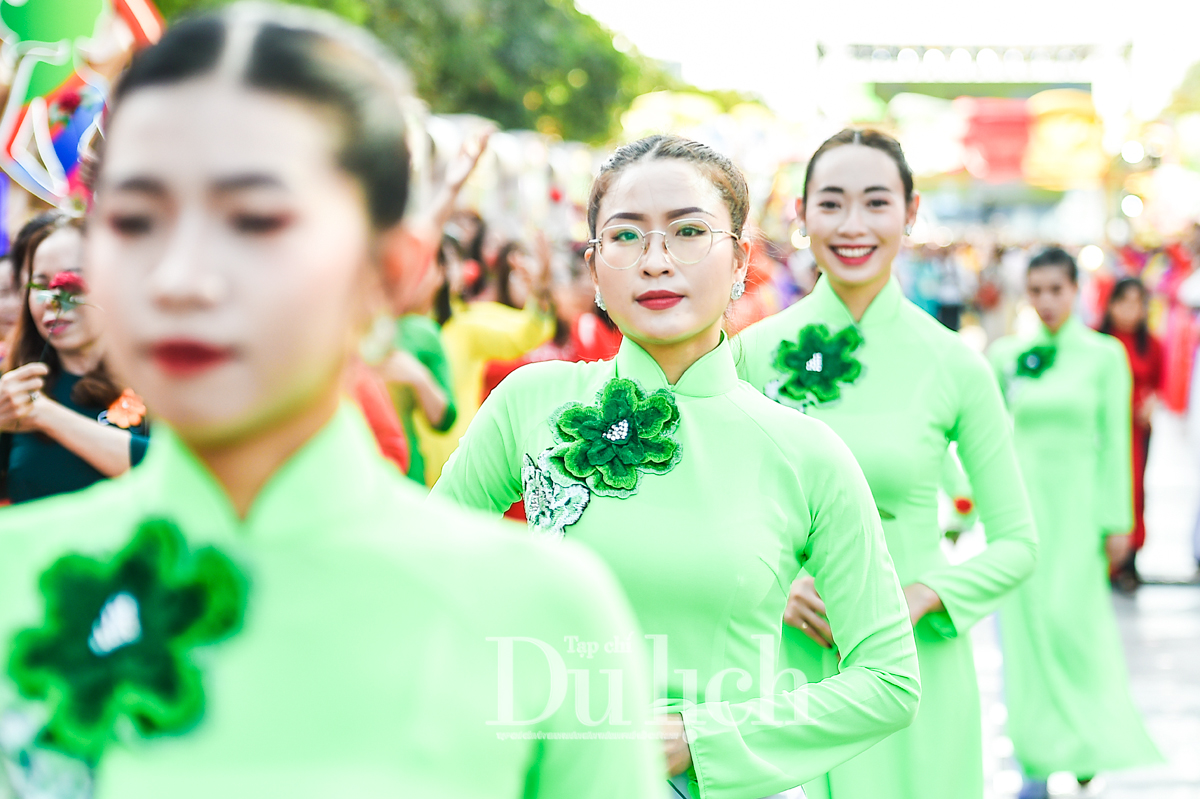 Lễ hội áo dài - Ngàn sắc màu rộn ràng mừng Ngày Quốc tế Phụ nữ - 7