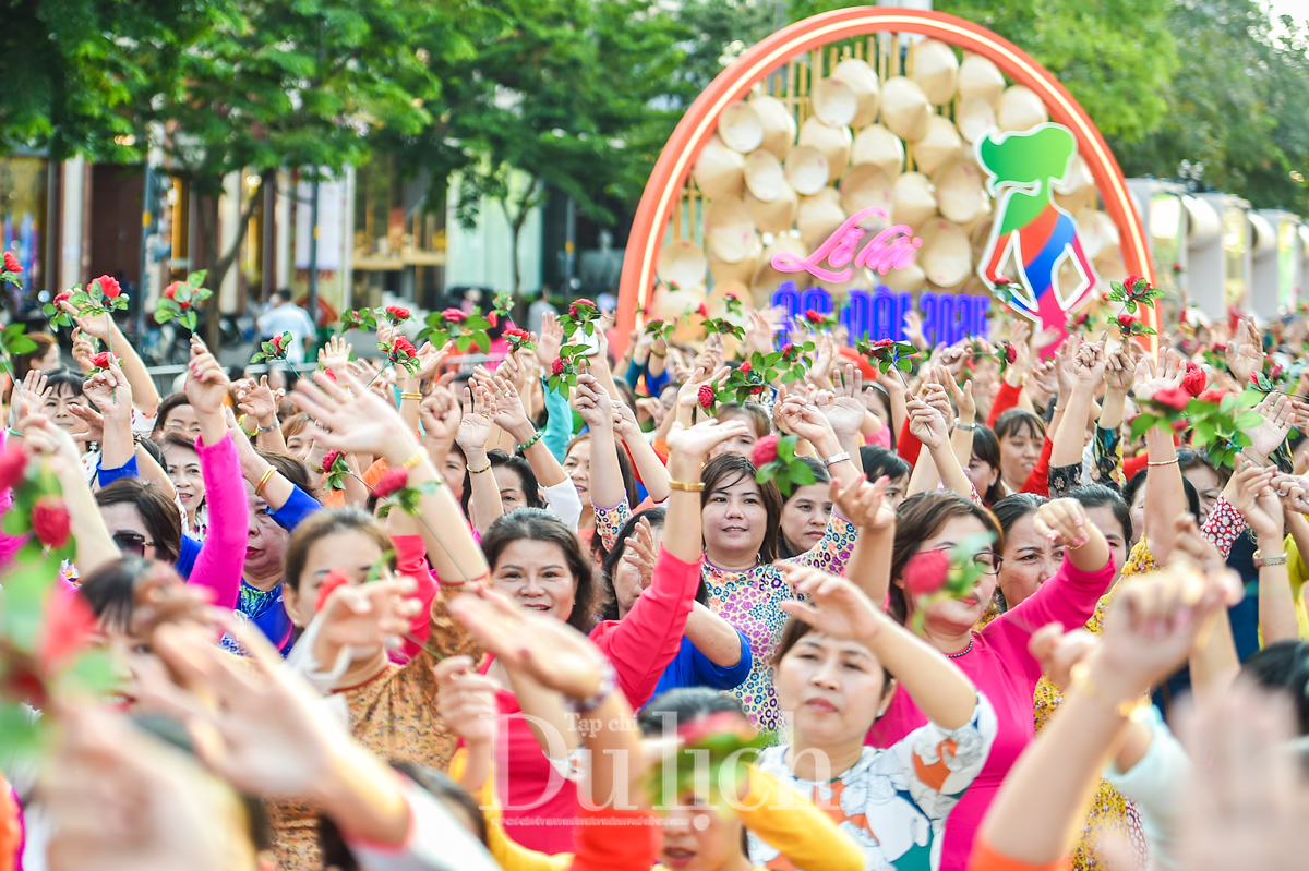 Lễ hội áo dài - Ngàn sắc màu rộn ràng mừng Ngày Quốc tế Phụ nữ - 14