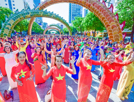 Lễ hội áo dài - Ngàn sắc màu rộn ràng mừng Ngày Quốc tế Phụ nữ