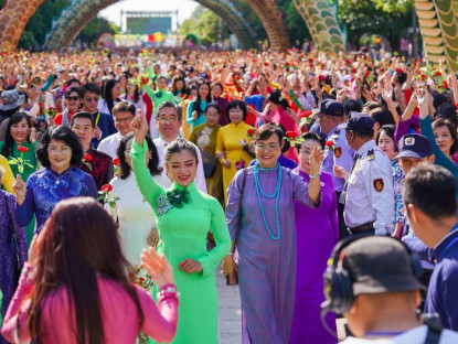 Lễ hội - Tháng 3 của những trải nghiệm: Du lịch và tà áo dài Việt Nam