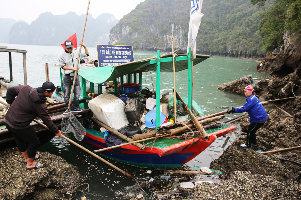 Quảng Ninh: Quyết tâm làm sạch môi trường di sản vịnh Hạ Long - 2