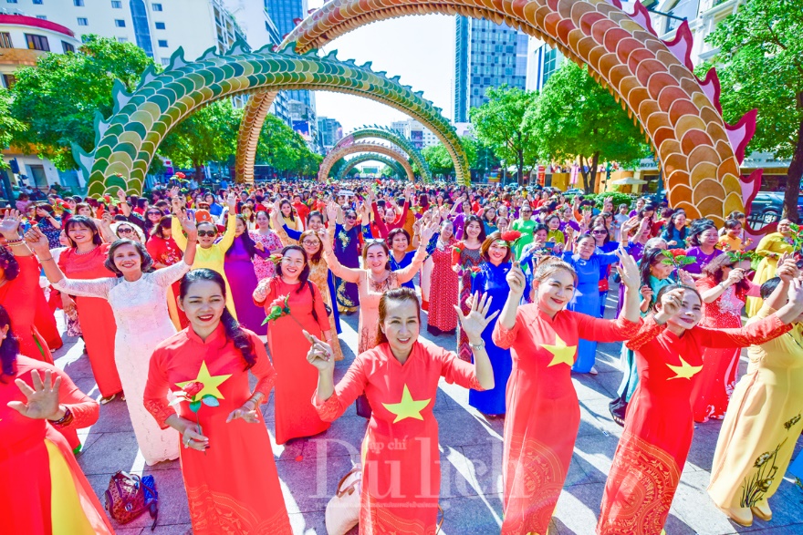 Lễ hội áo dài - Ngàn sắc màu rộn ràng mừng Ngày Quốc tế Phụ nữ - 2