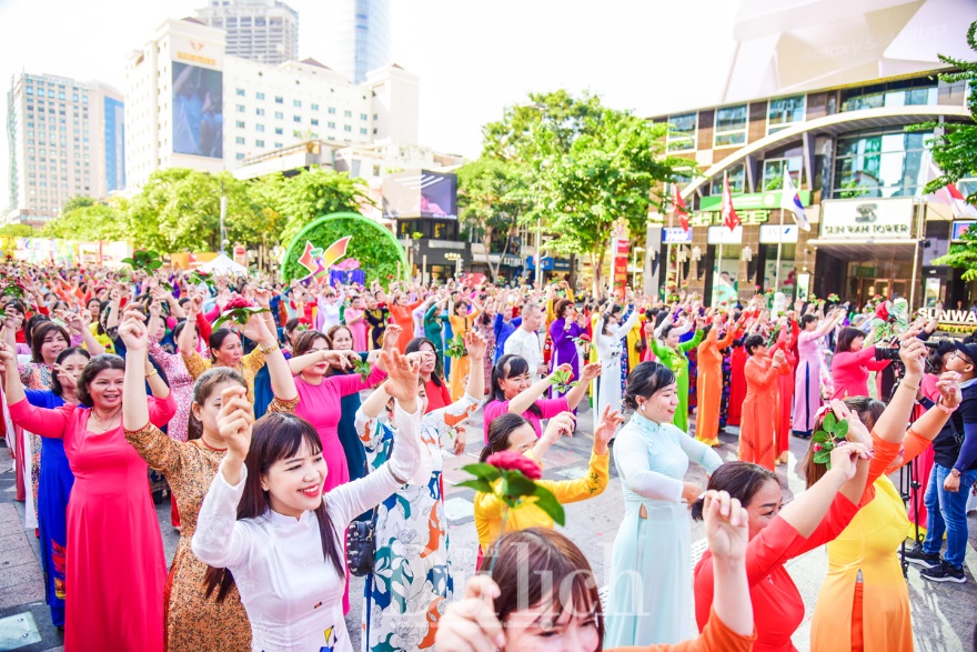 Lễ hội áo dài - Ngàn sắc màu rộn ràng mừng Ngày Quốc tế Phụ nữ - 12
