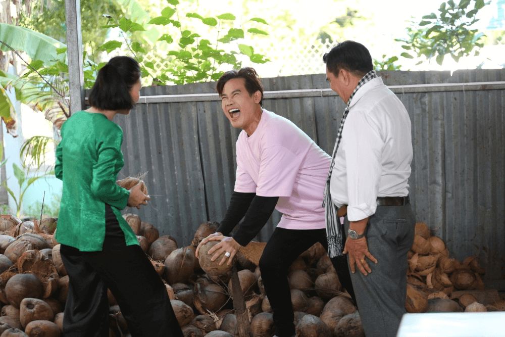 MC Hồng Phúc đưa ca sĩ Mai Anh tìm hiểu nghề làm kẹo dừa ở Bến Tre - 2
