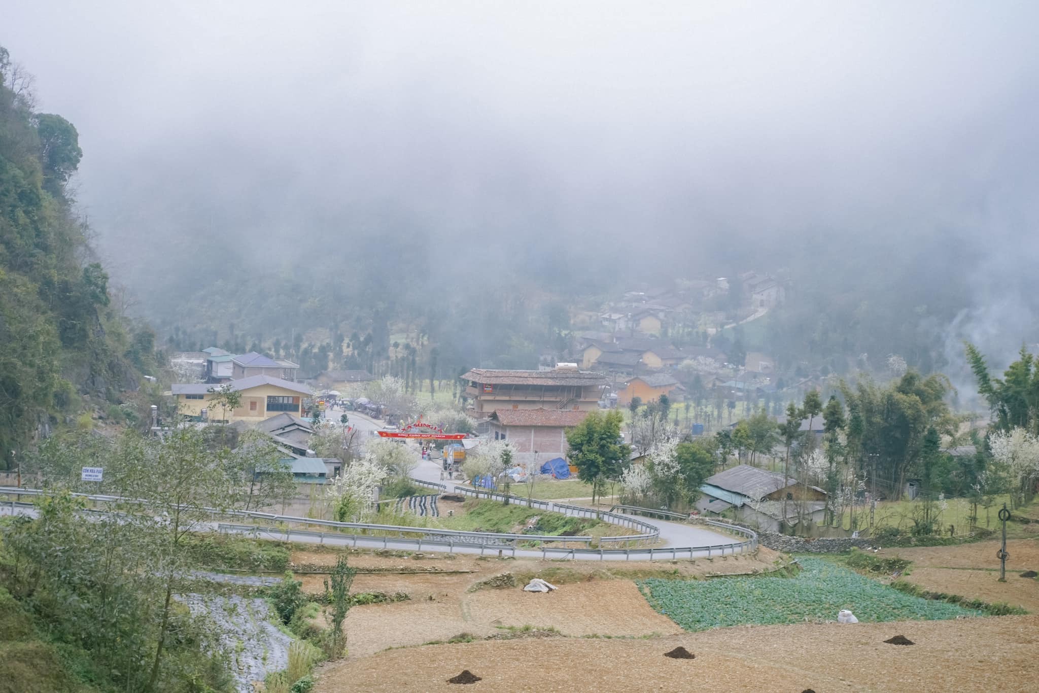 Khám phá Hà Giang: Gặp gỡ những em bé vùng cao hồn nhiên, dễ thương - 11