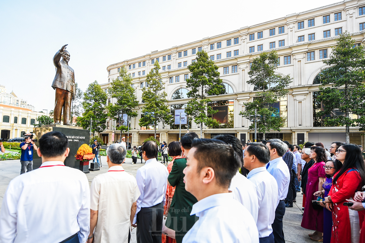 Dâng hoa Tượng đài Chủ tịch Hồ Chí Minh tại Hội báo toàn quốc 2024 - 9