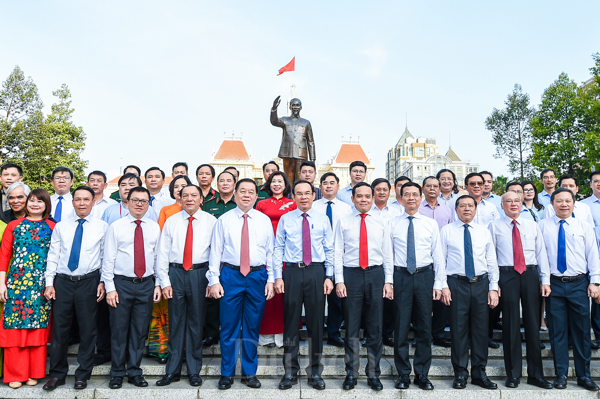 Dâng hoa Tượng đài Chủ tịch Hồ Chí Minh tại Hội báo toàn quốc 2024 - 3