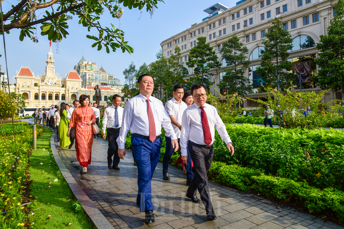 Dâng hoa Tượng đài Chủ tịch Hồ Chí Minh tại Hội báo toàn quốc 2024 - 10
