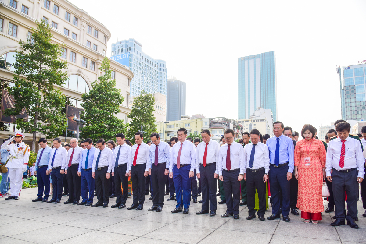 Dâng hoa Tượng đài Chủ tịch Hồ Chí Minh tại Hội báo toàn quốc 2024 - 7