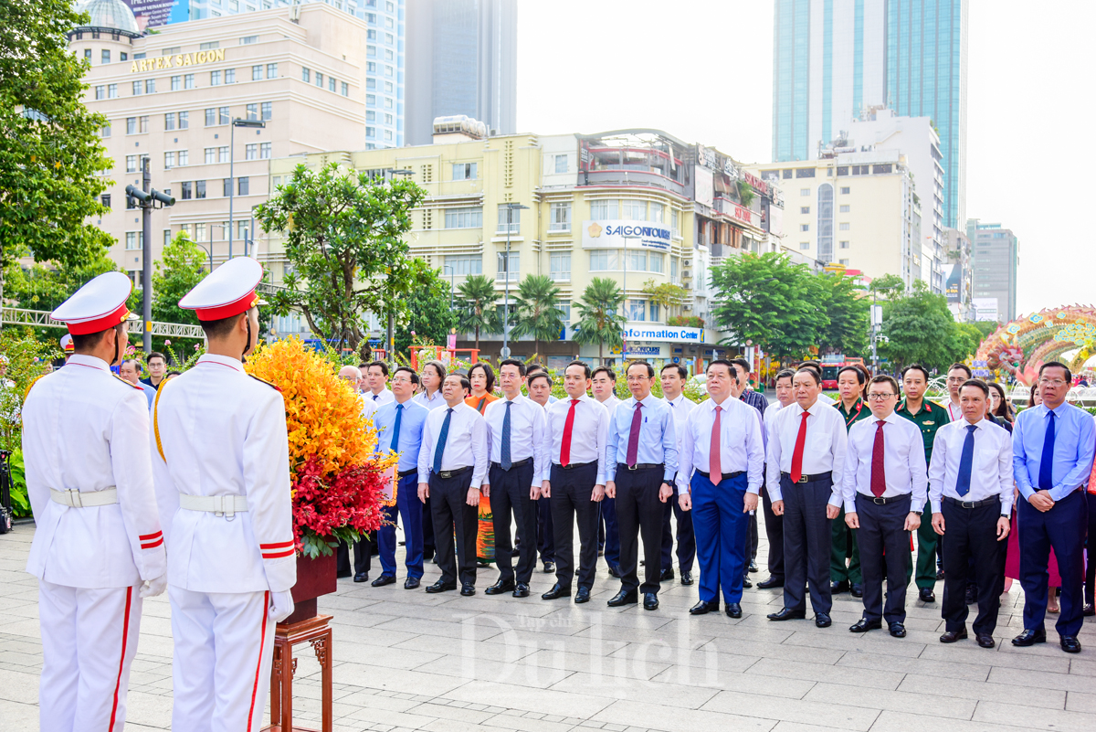Dâng hoa Tượng đài Chủ tịch Hồ Chí Minh tại Hội báo toàn quốc 2024 - 5