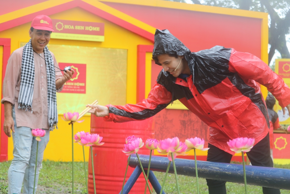 Quyền Linh từ chối dừng quay, Vân Khánh, Anh Tài bất chấp mưa gió để giúp đỡ trẻ em mồ côi - 3