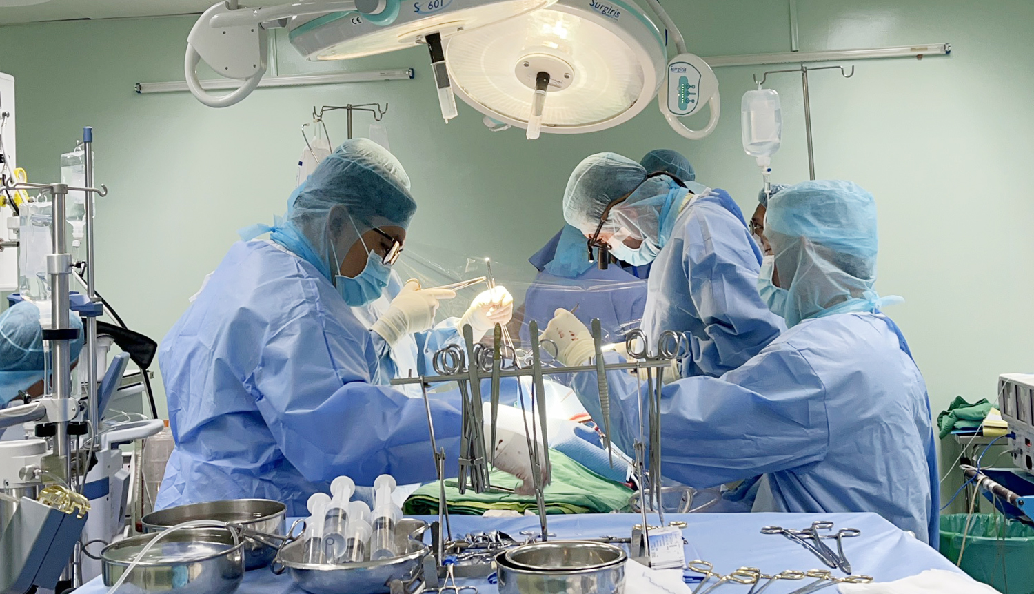 Phẫu thuật xuyên đêm cứu bệnh nhân u tim ở Cần Thơ - 1