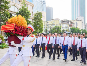 Lễ hội - Dâng hoa Tượng đài Chủ tịch Hồ Chí Minh tại Hội báo toàn quốc 2024