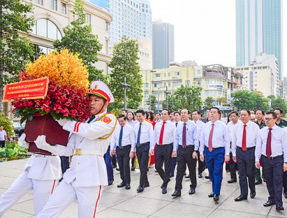 Chuyển động - Dâng hoa Tượng đài Chủ tịch Hồ Chí Minh tại Hội báo toàn quốc 2024