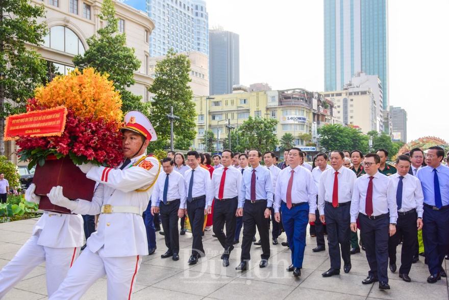 Dâng hoa Tượng đài Chủ tịch Hồ Chí Minh tại Hội báo toàn quốc 2024 - 1