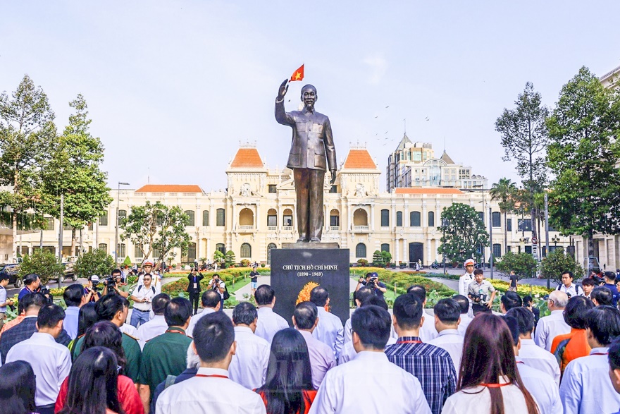Dâng hoa Tượng đài Chủ tịch Hồ Chí Minh tại Hội báo toàn quốc 2024 - 2