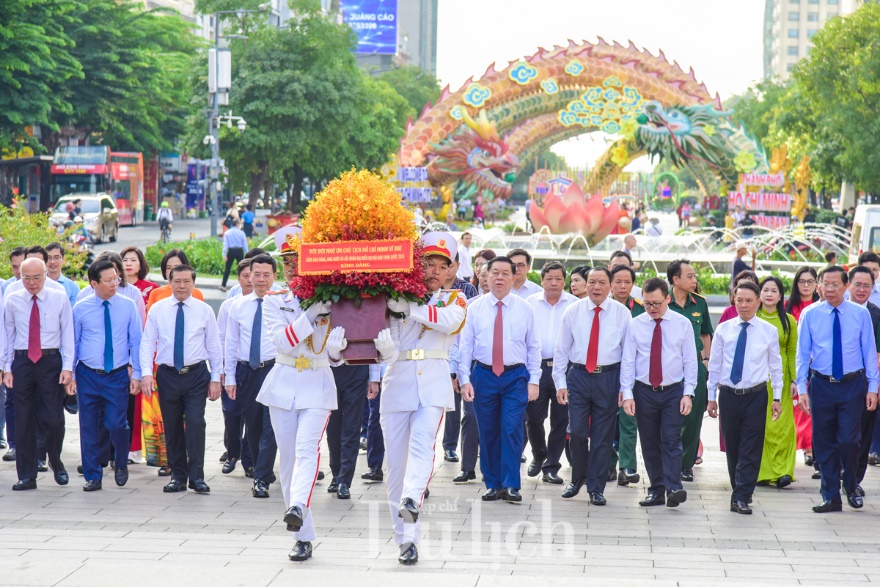 Dâng hoa Tượng đài Chủ tịch Hồ Chí Minh tại Hội báo toàn quốc 2024 - 4