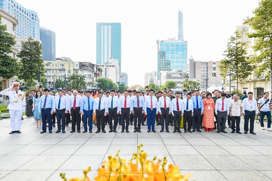 Dâng hoa Tượng đài Chủ tịch Hồ Chí Minh tại Hội báo toàn quốc 2024 - 8