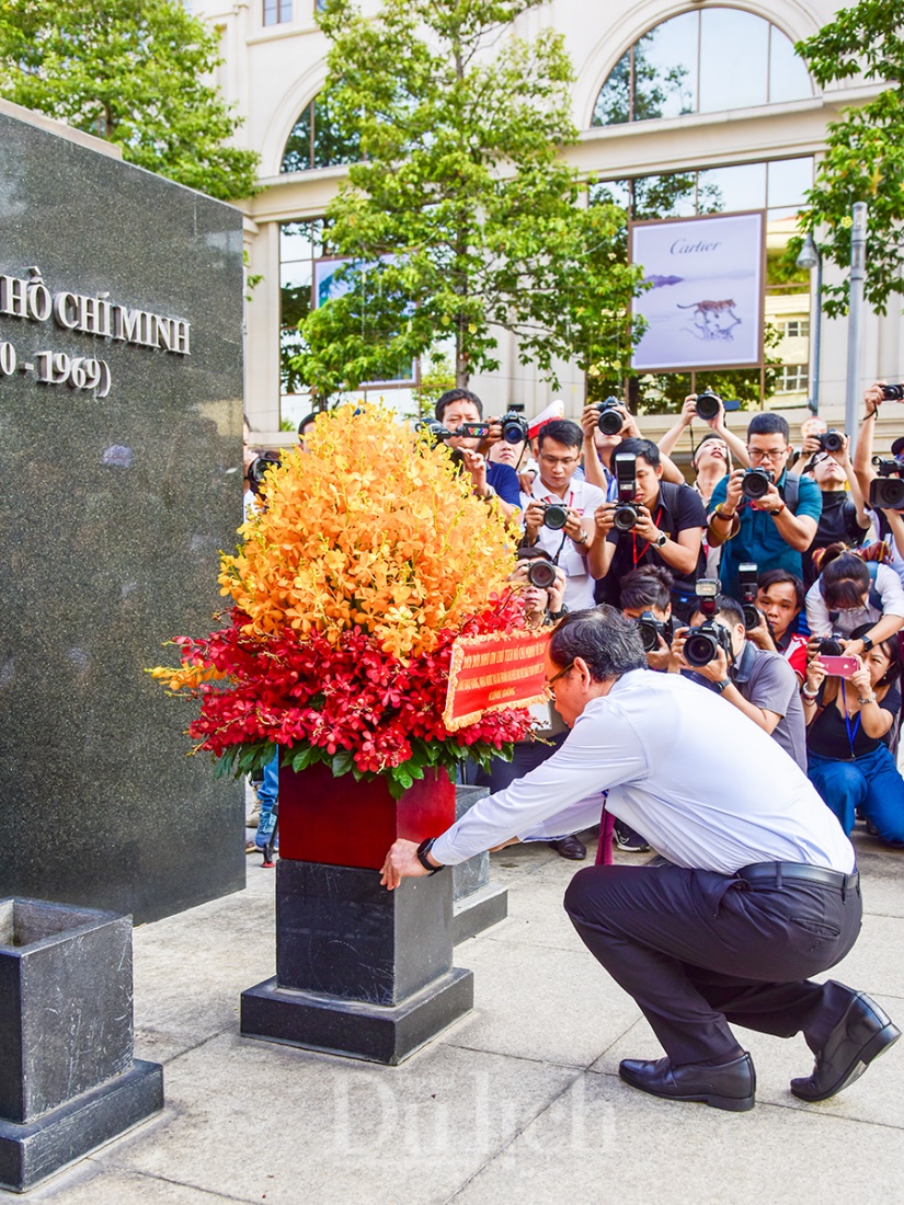 Dâng hoa Tượng đài Chủ tịch Hồ Chí Minh tại Hội báo toàn quốc 2024 - 6