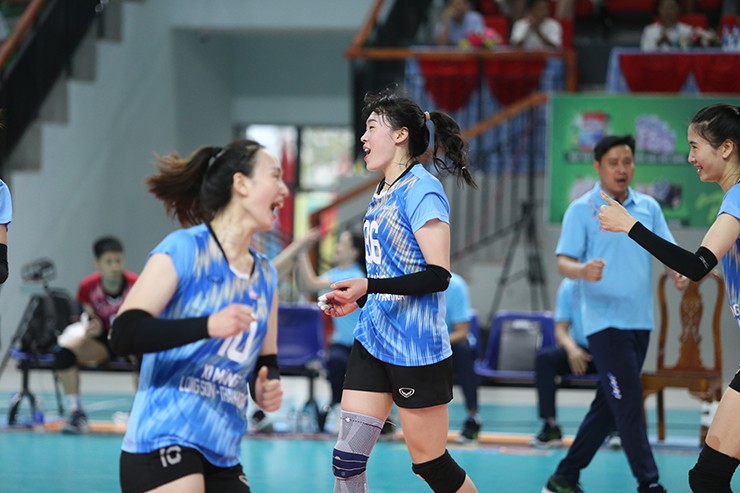 Hoa khôi bóng chuyền Cai Xiaoqing lăn xả ghi 31 điểm, CLB Thanh Hóa được thưởng nóng - 10