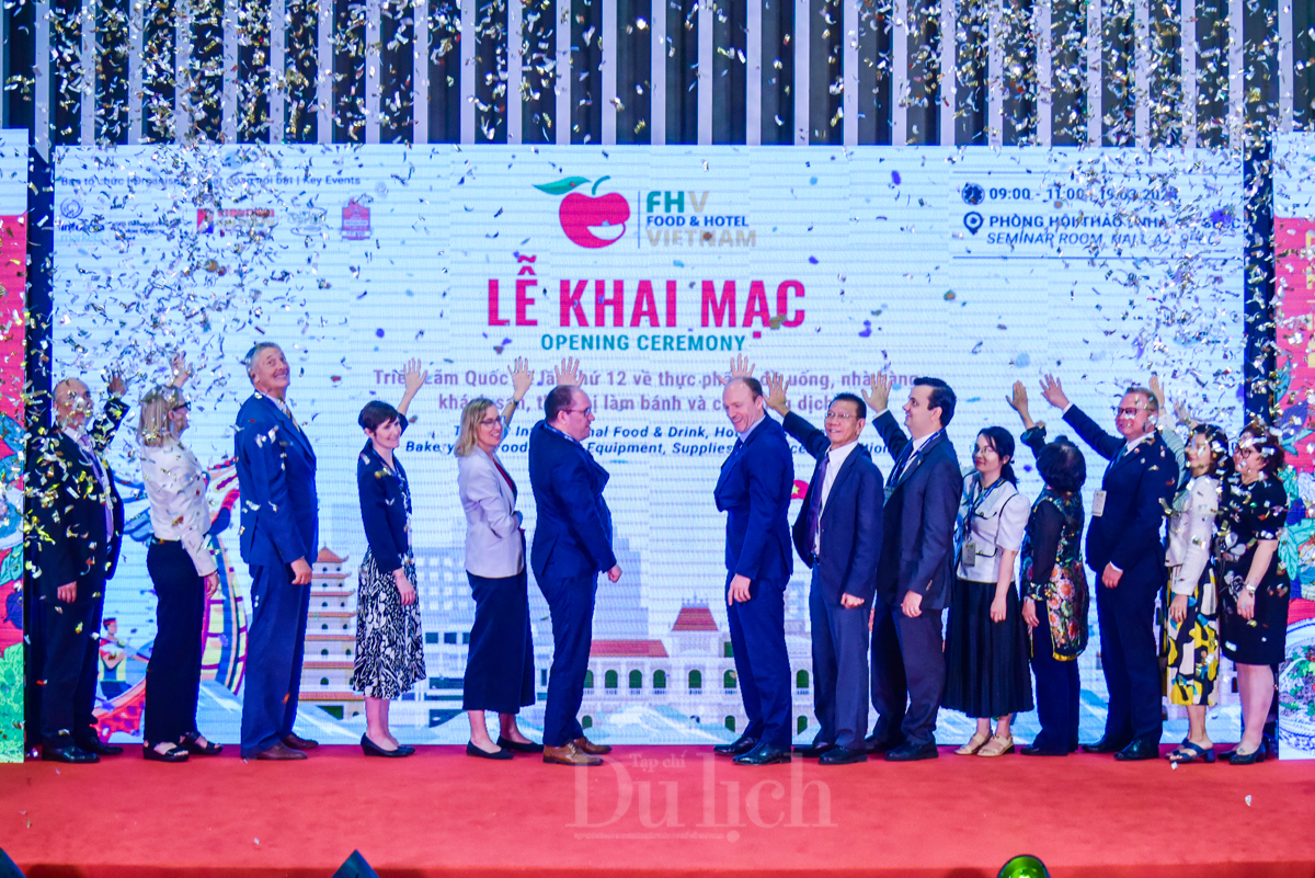 Du khách chen chân tham quan Triển lãm Food & Hotel Vietnam 2024 trong ngày đầu khai mạc - 3
