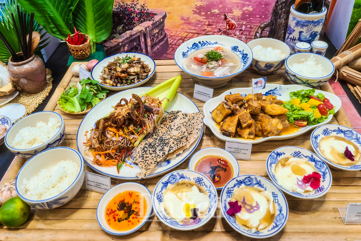 Du khách chen chân tham quan Triển lãm Food & Hotel Vietnam 2024 trong ngày đầu khai mạc - 8