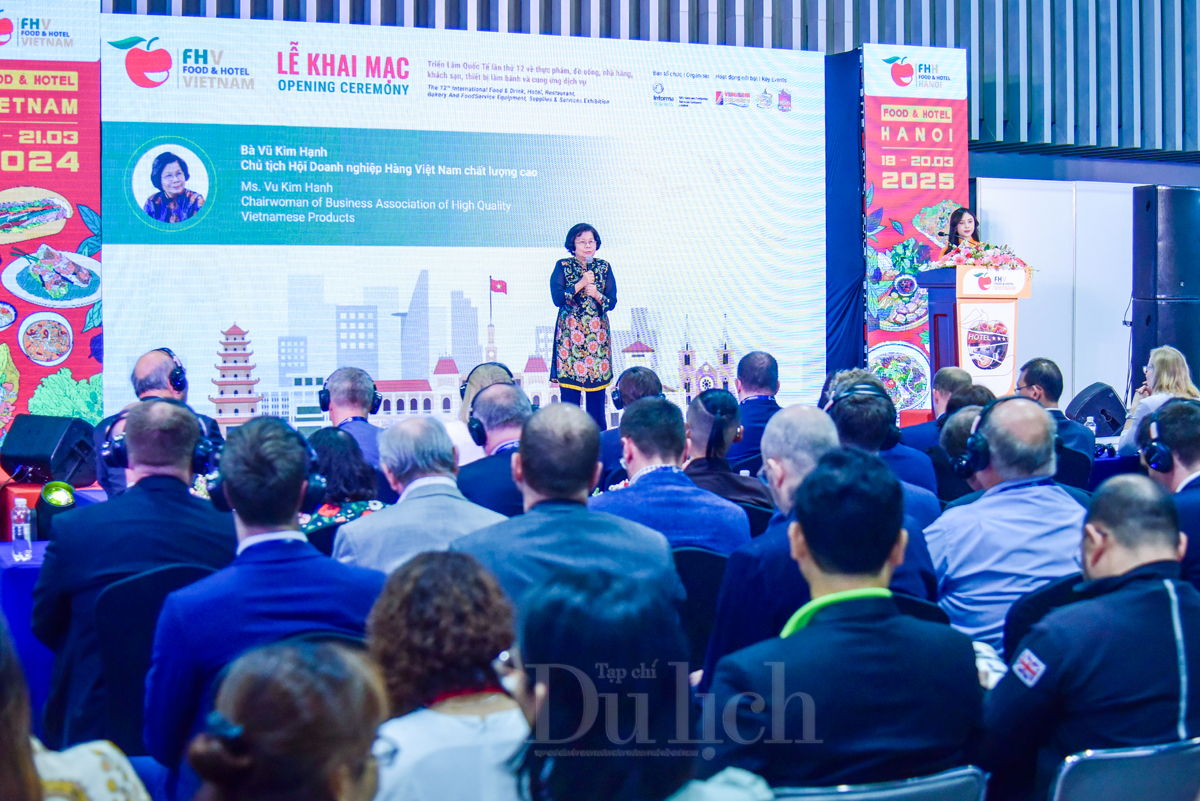 Du khách chen chân tham quan Triển lãm Food & Hotel Vietnam 2024 trong ngày đầu khai mạc - 6