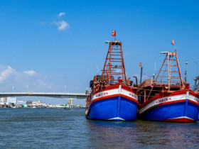 Hàng trăm tàu tham gia lễ cầu ngư lớn nhất Cà Mau
