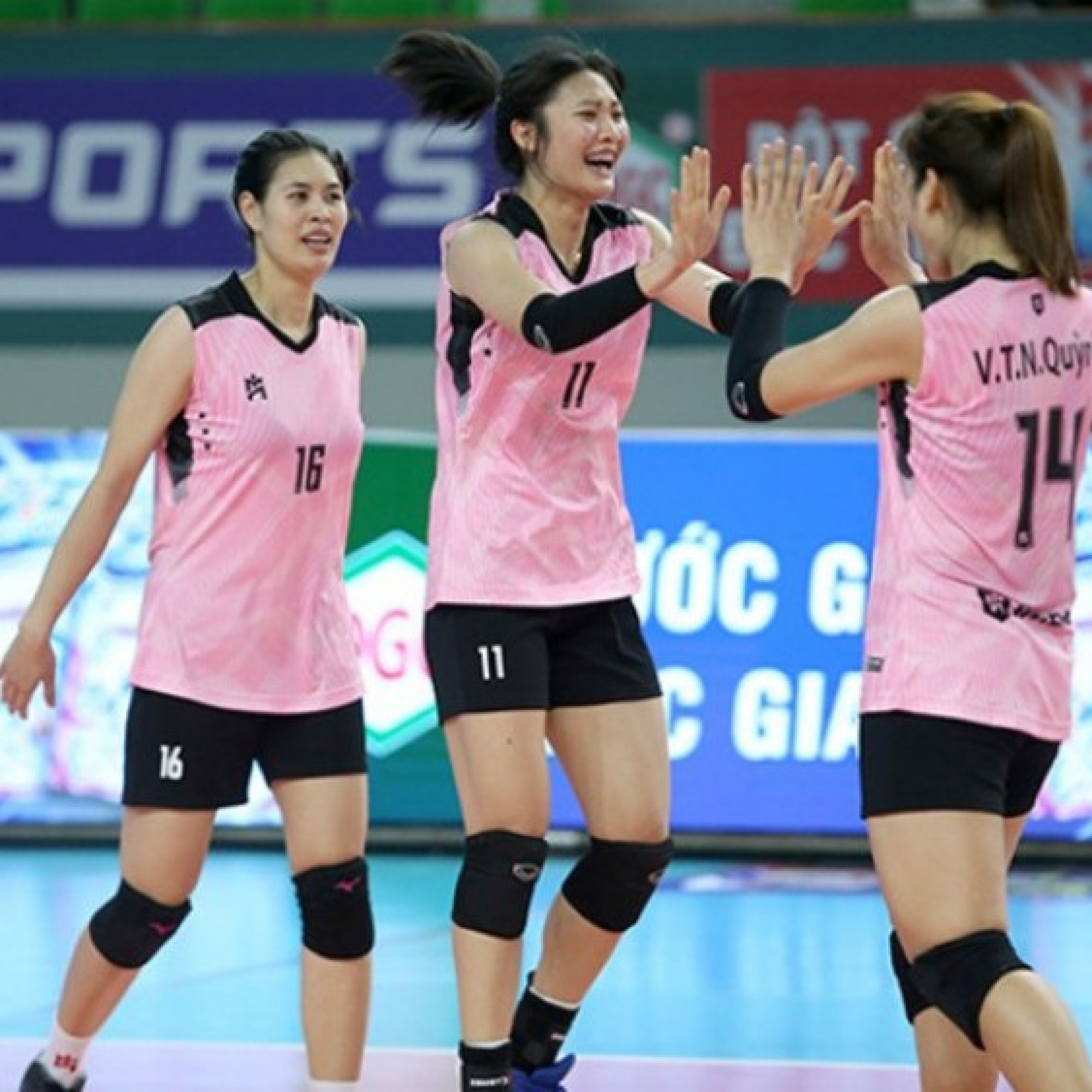 Thể thao - Chấn động bóng chuyền nữ VN: Vietinbank thắng Ninh Bình, Đức Giang suýt thua Quảng Ninh sau 5 set