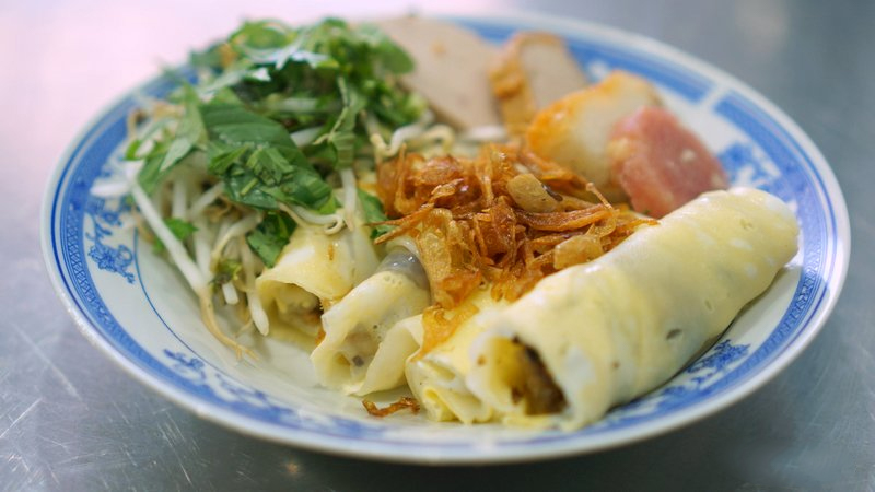 Chả ốc, gỏi vịt, bánh cuốn trứng... là món Việt 'phải thử' của chuyên gia Michelin - 4