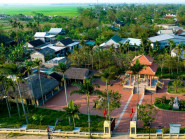 Dừng chân bên Khu lưu niệm Đại tướng Nguyễn Chí Thanh