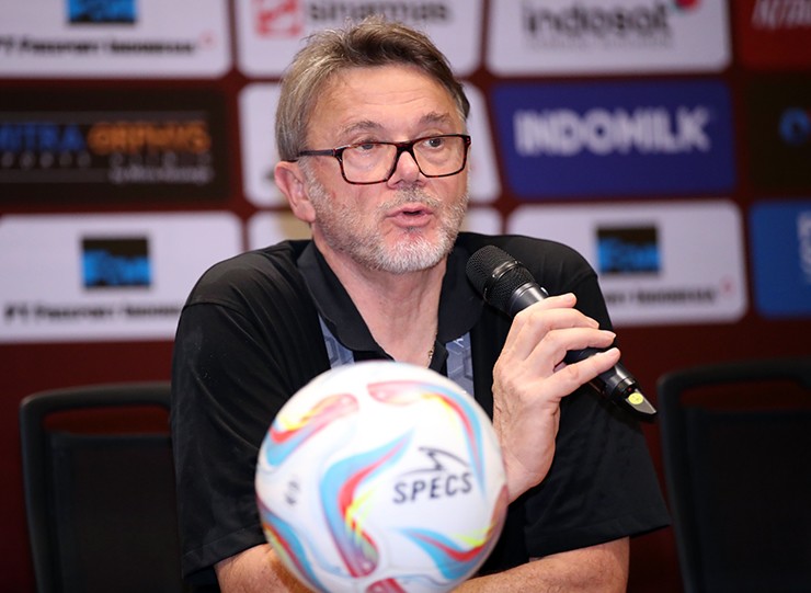 HLV Troussier tức giận ném chai nước ở sân Bung Karno khi ĐT Việt Nam lại thua - 9