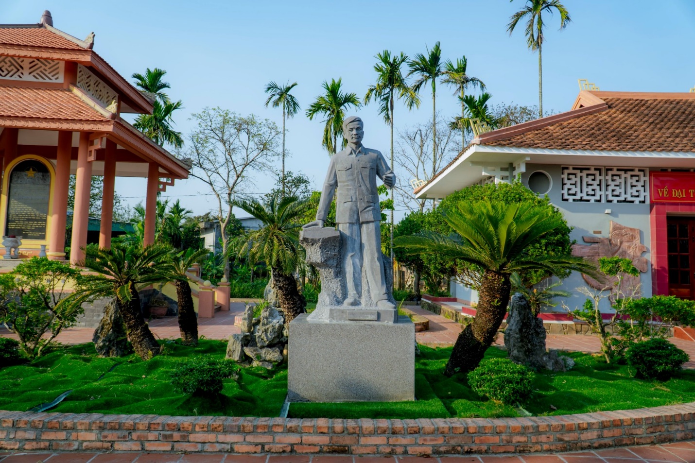 Dừng chân bên Khu lưu niệm Đại tướng Nguyễn Chí Thanh - 3