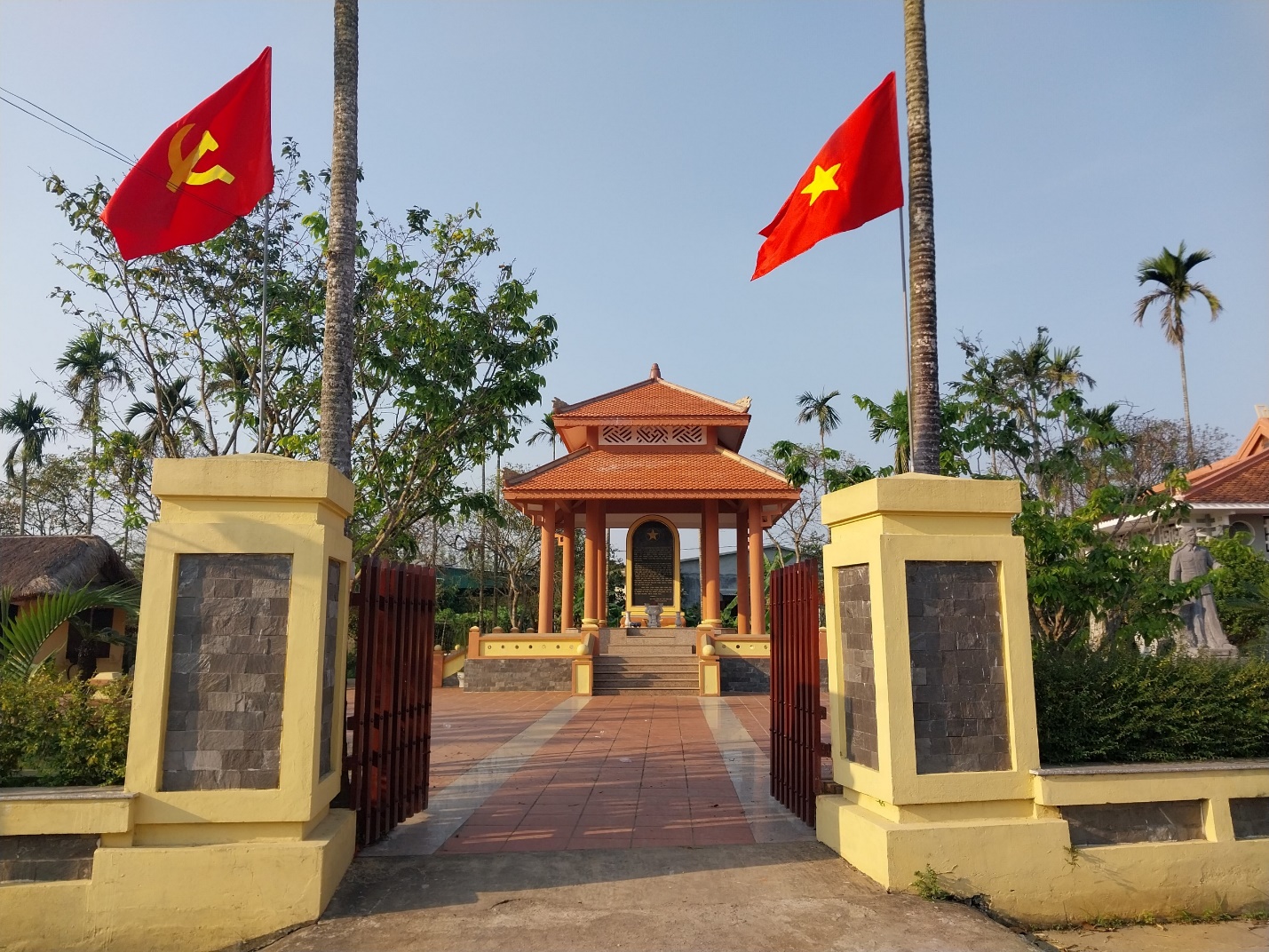 Dừng chân bên Khu lưu niệm Đại tướng Nguyễn Chí Thanh - 5