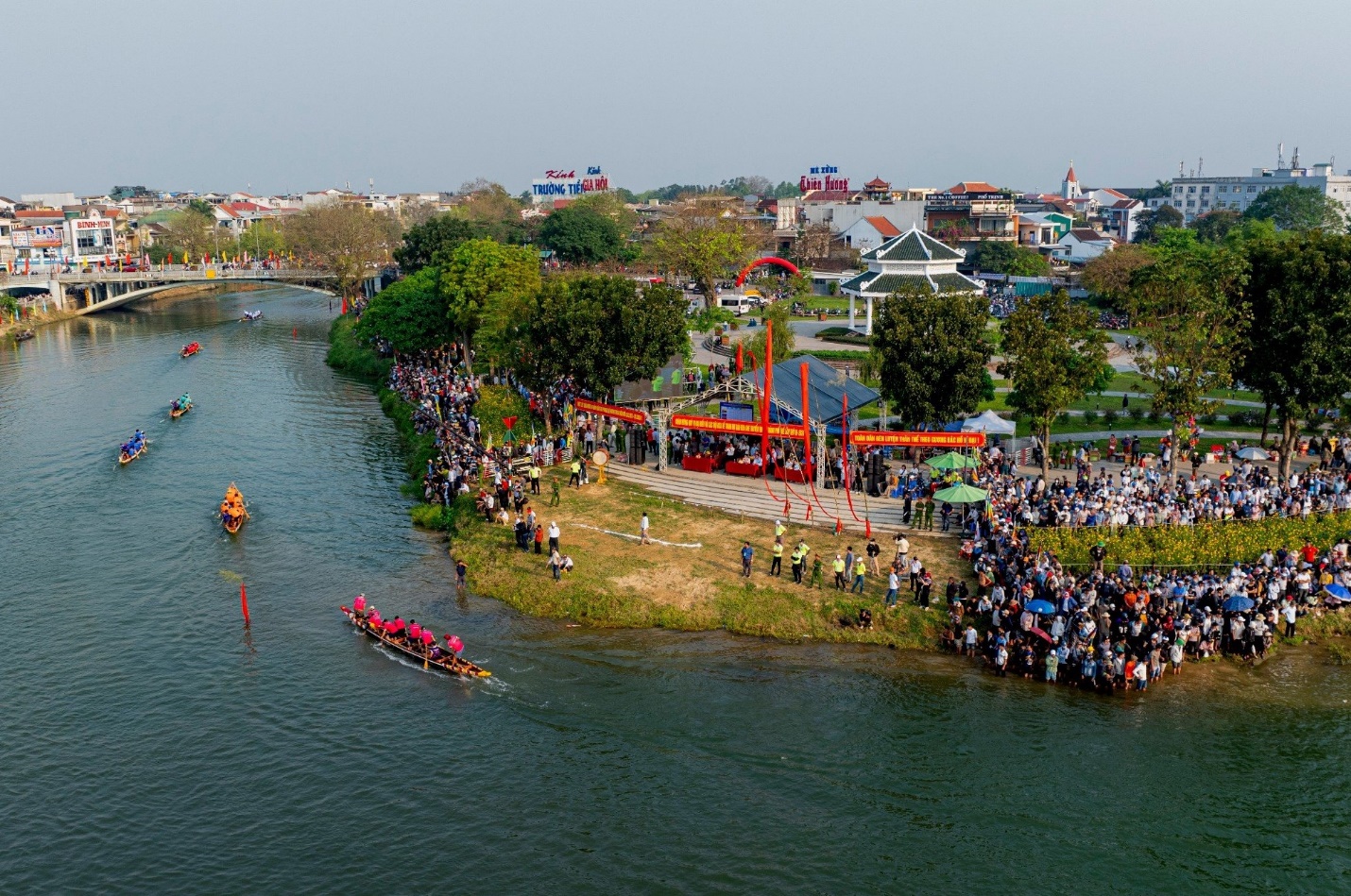 Sông Hương sôi động với giải đua ghe truyền thống - 15