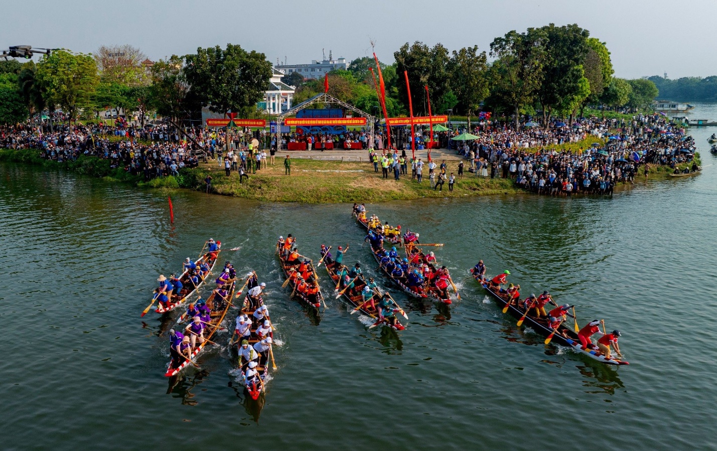 Sông Hương sôi động với giải đua ghe truyền thống - 13