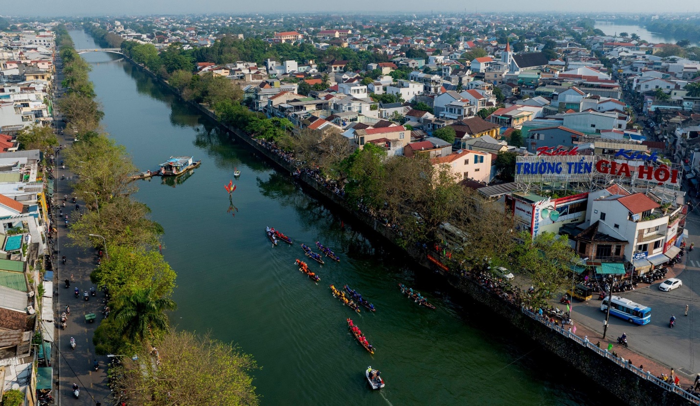 Sông Hương sôi động với giải đua ghe truyền thống - 14
