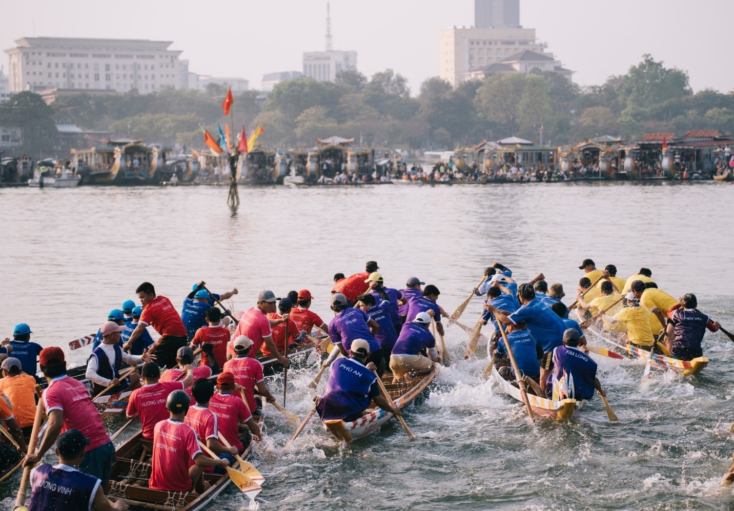 Sông Hương sôi động với giải đua ghe truyền thống - 6