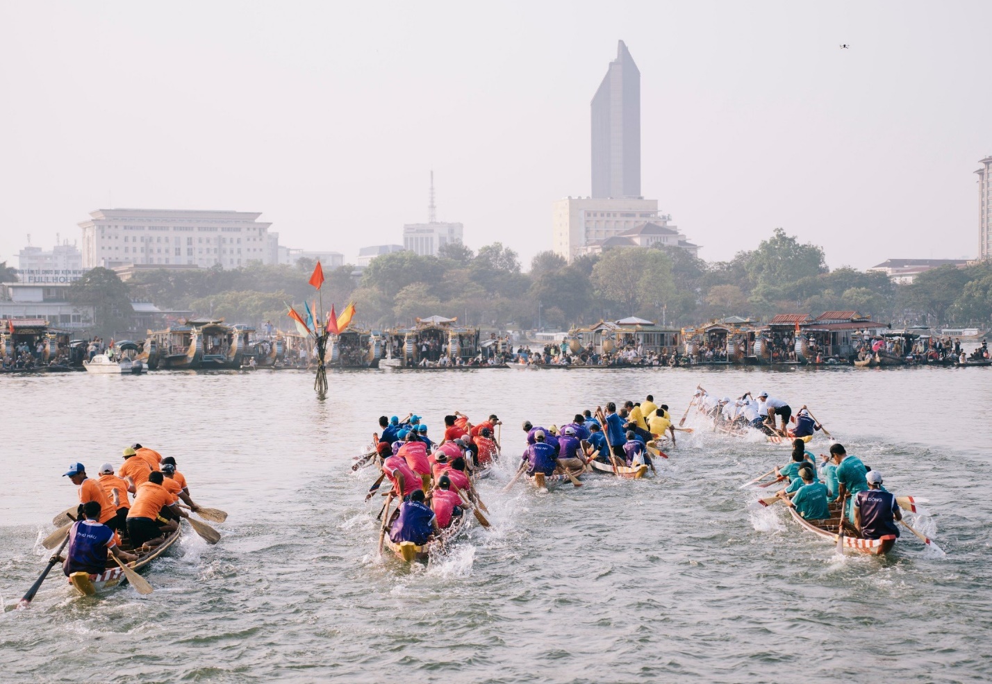 Sông Hương sôi động với giải đua ghe truyền thống - 1