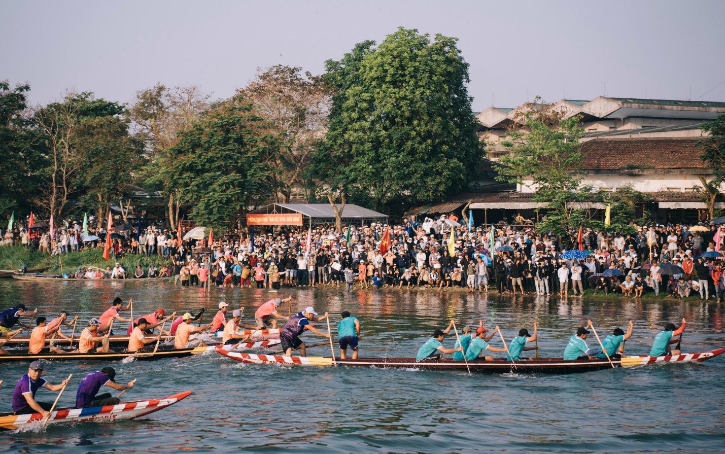 Sông Hương sôi động với giải đua ghe truyền thống - 7