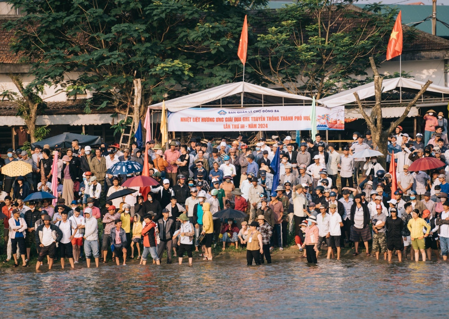 Sông Hương sôi động với giải đua ghe truyền thống - 12