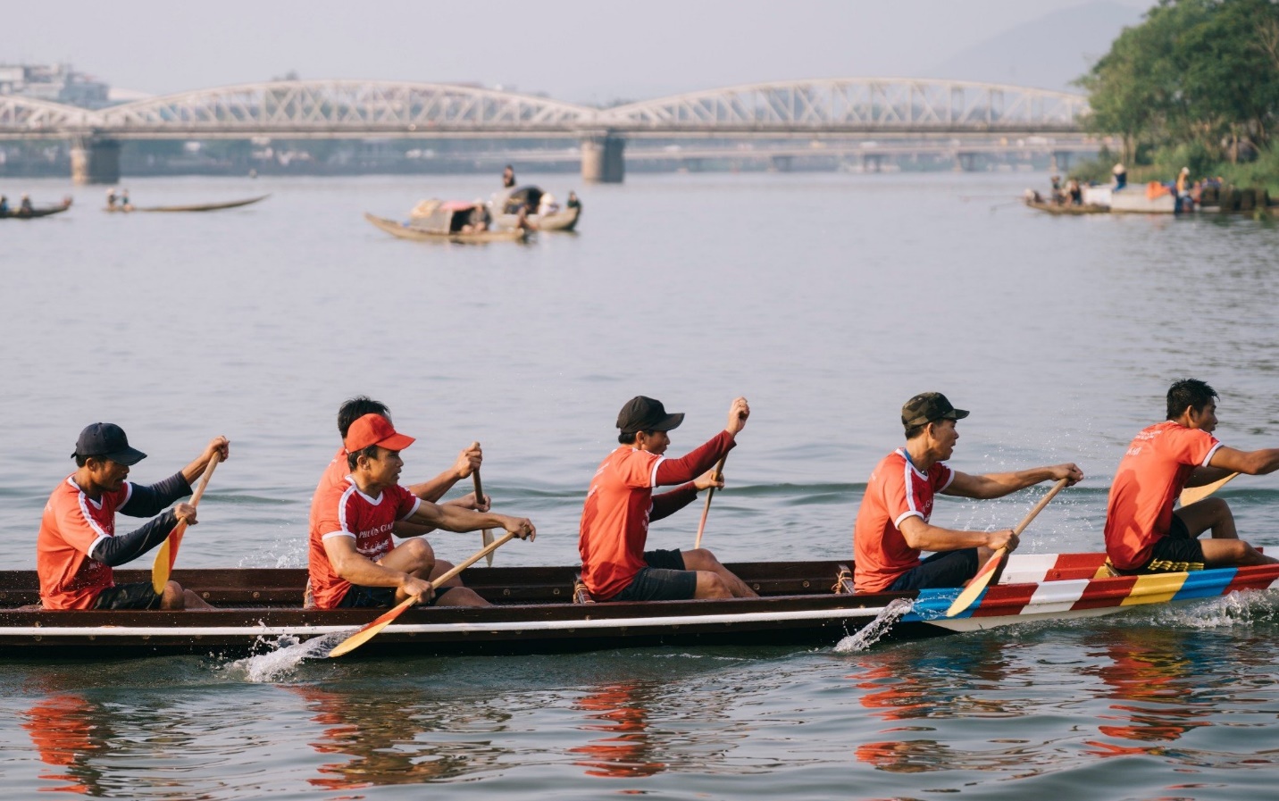 Sông Hương sôi động với giải đua ghe truyền thống - 9