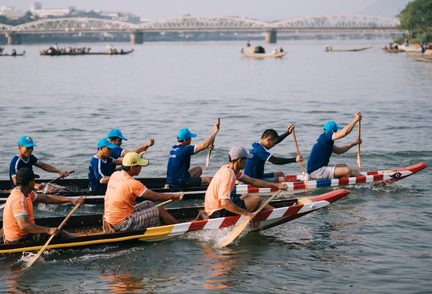 Sông Hương sôi động với giải đua ghe truyền thống - 2