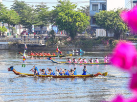  - Du khách chen chân xem đua thuyền rồng ở phố biển Quy Nhơn