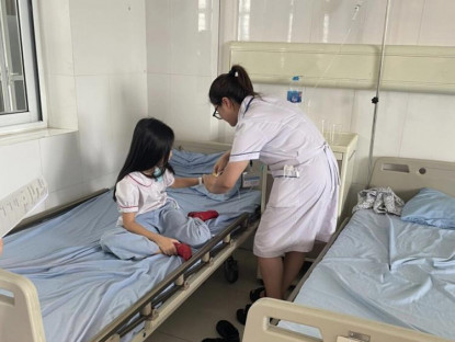 Chuyển động - Quảng Ninh: Hơn 30 học sinh tiểu học nhập viện sau bữa ăn bán trú