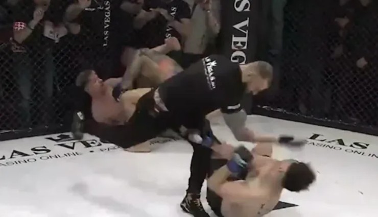 Hỗn loạn võ tổng hợp MMA: 1 chọi 2, trọng tài tung knock-out đẳng cấp - 1