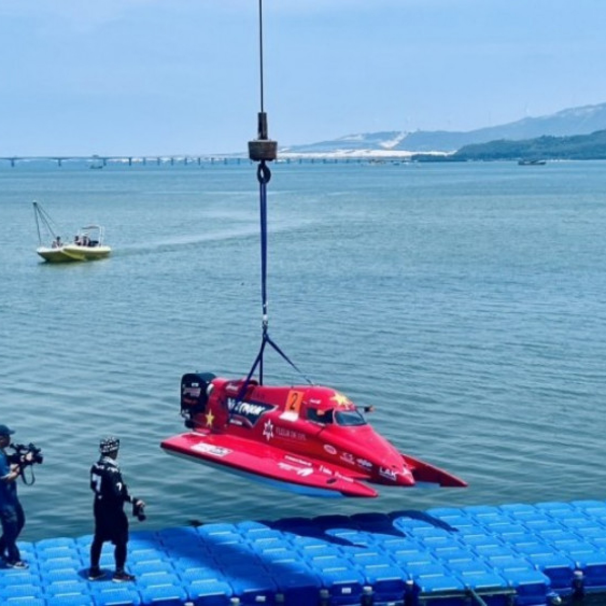  - Cỗ máy "đua xé nước" giá 18 tỷ đồng được hạ thủy ở Bình Định