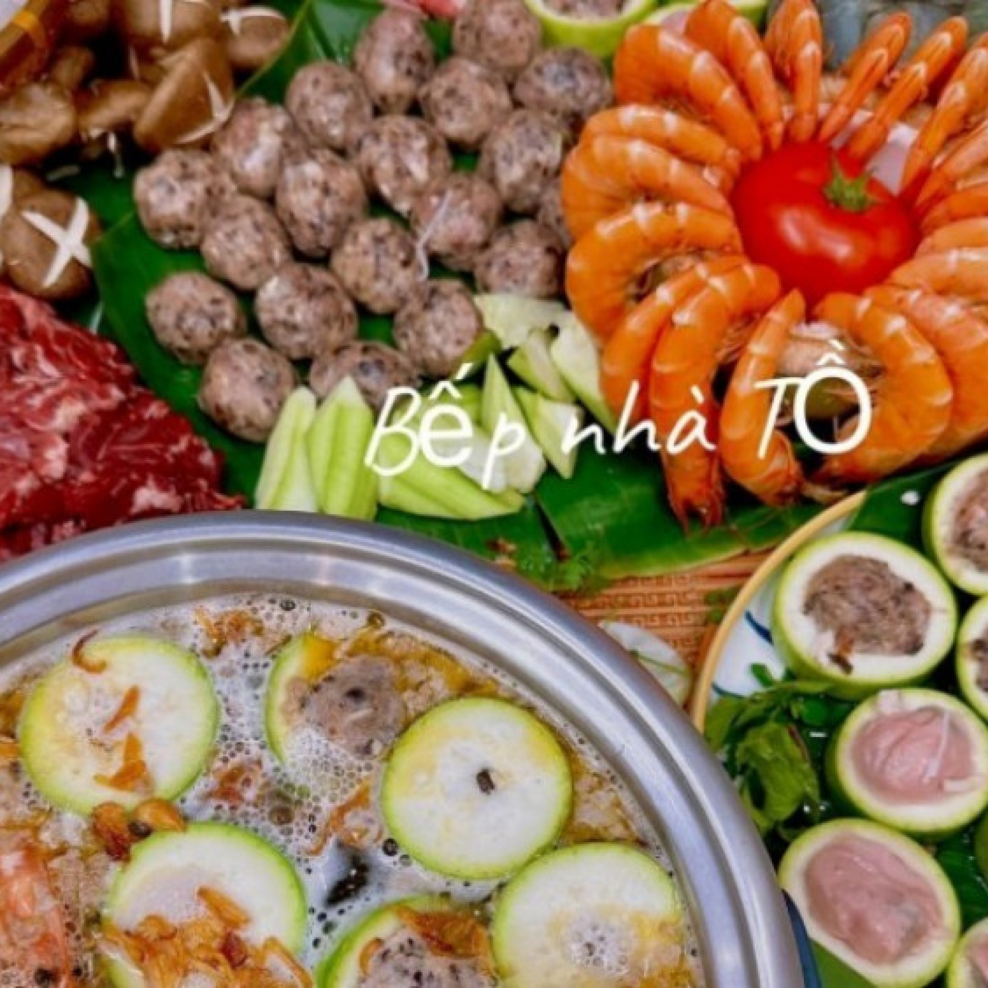 Ngày đầu năm mới làm lẩu tôm cua bầu cả nhà quây quần