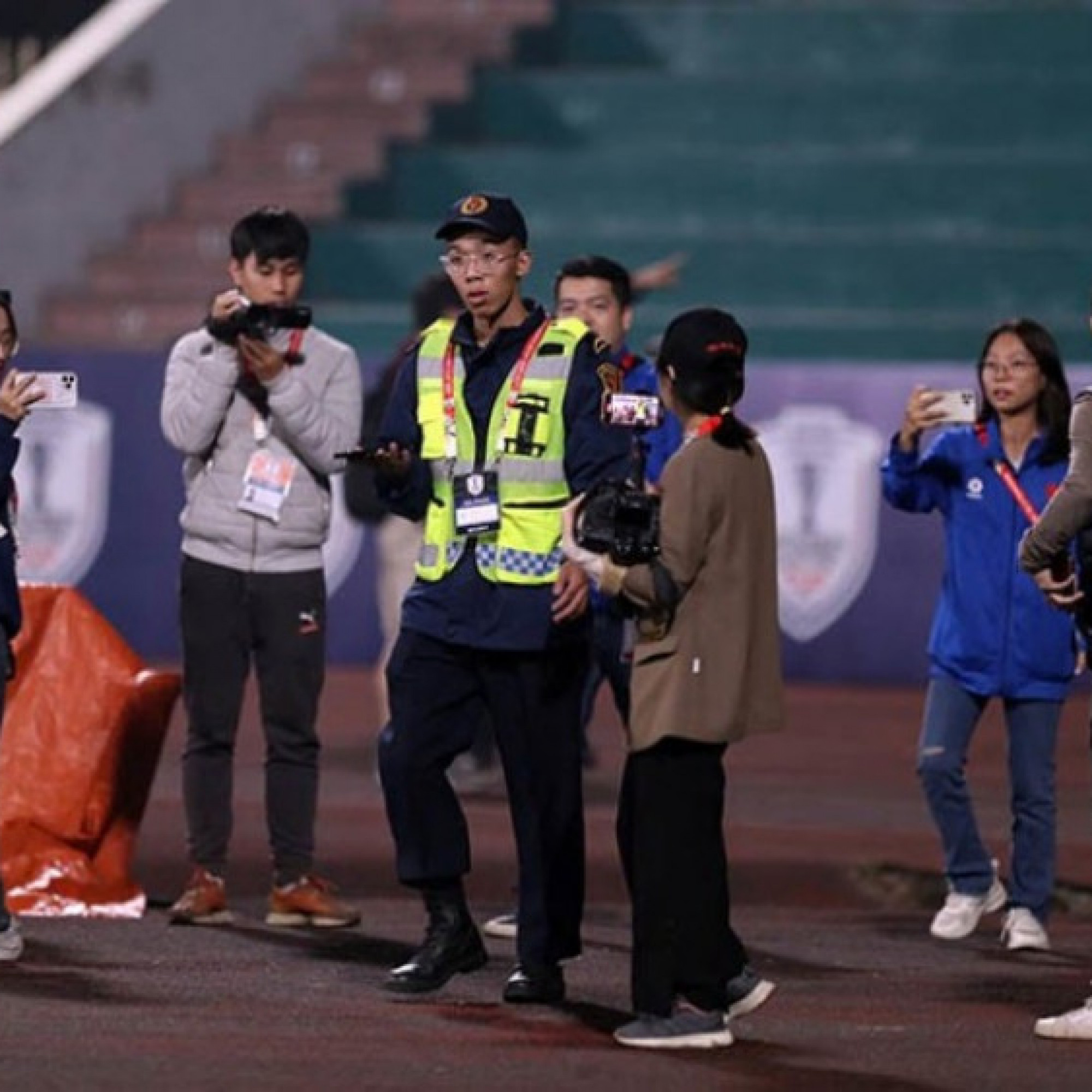  - Giật mình “người lạ” quay lén ĐT Việt Nam tập trước chung kết AFF Cup